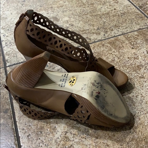 NWT Zeket brown strappy peep toe heels - Picture 2 of 4